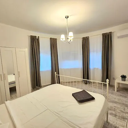 Color Old Town Center Бухарест