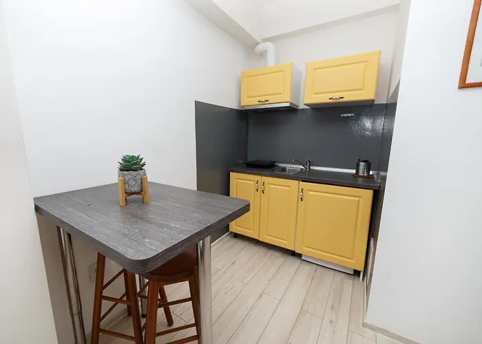 Color Old Town Center شقة *