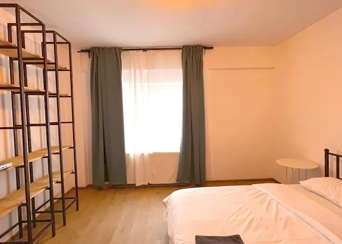 Color Old Town Center شقة *